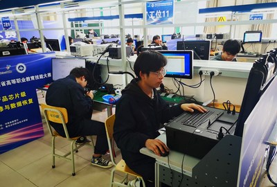 河南省20所高校同臺競技，電子產(chǎn)品芯片級維修與數(shù)據(jù)恢復(fù)大賽圓滿落幕，信息工程學(xué)院選手脫穎而出斬獲一等獎